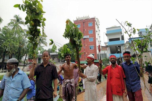 স্বল্প পরিসরে শাহজালালের মাজারের লাকড়ি তোড়া উৎসব