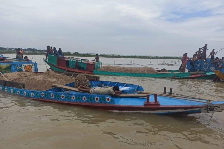 ফসলরক্ষা বাঁধ কেটে নৌকা চলাচল, জরিমানা