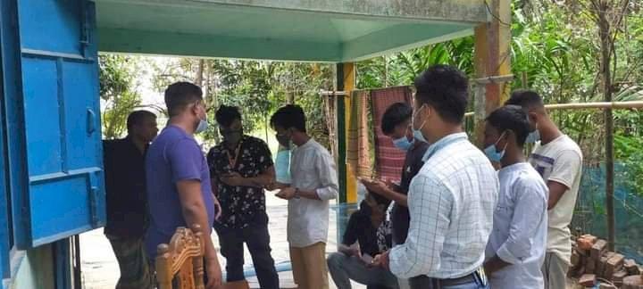 বাড়ি বাড়ি গিয়ে ভ্যাকসিনের নিবন্ধন করলো সেচ্ছাসেবী টিম