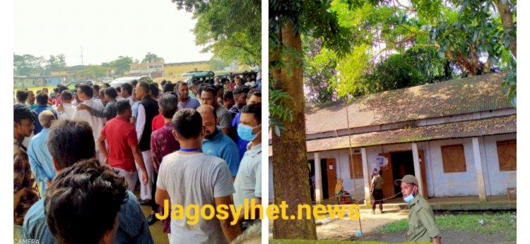 কেন্দ্রের বাইরে ভোটারের ভিড়, ভেতরে ফাঁকা