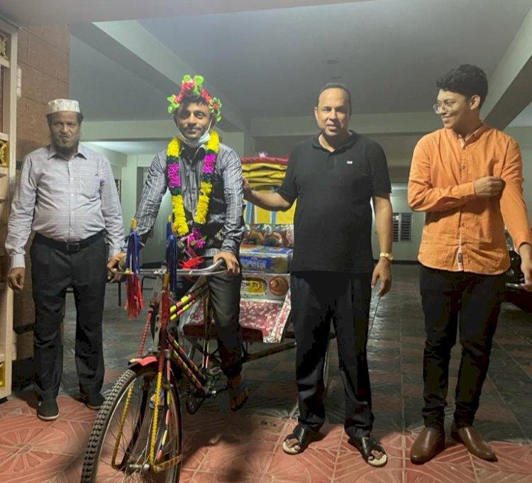হতদরিদ্র যুবককে রিকশা কিনে দিলেন দানবীর আব্দুল আজিজ