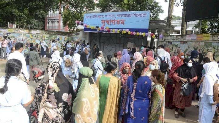 ‘স্কুলের সামনে অভিভাবকদের জটলায় সংক্রমণ বাড়বে’