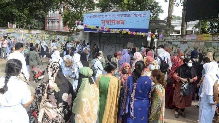 ‘স্কুলের সামনে অভিভাবকদের জটলায় সংক্রমণ বাড়বে’