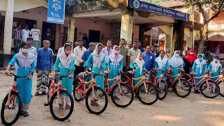 সুনামগঞ্জে দুর্গম এলাকার স্কুলছাত্রীদের সাইকেল দিলেন চেয়ারম্যান