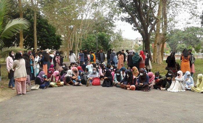 এবার উপাচার্য কার্যালয়ের সামনে অবস্থান শাবির ছাত্রীদের