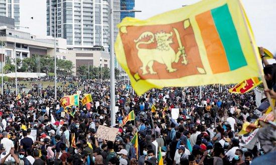শ্রীলংকায় সাবেক মন্ত্রী-এমপির বাড়িতে আগুন দিল বিক্ষোভকারীরা