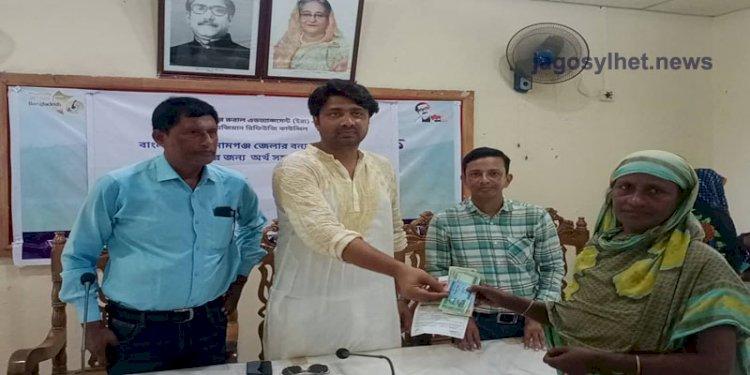 সুনামগঞ্জে বন্যায় ক্ষতিগ্রস্ত পরিবারের মধ্যে নগদ অর্থ বিতরণ