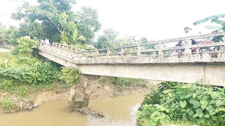 দেবে যাওয়া সেতু ও সড়ক দিয়ে ঝুঁকি নিয়ে চলাচল