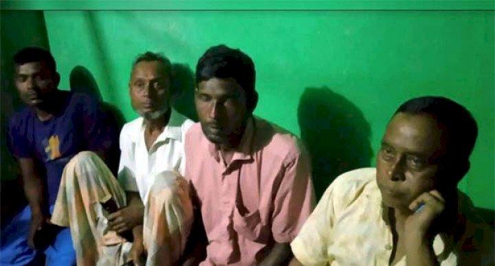 শাল্লায় কেন্দ্রের সামনে প্রার্থীর পক্ষে টাকা বিতরণে প্রিজাইডিং অফিসার